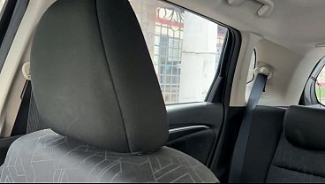 POV ALUNA PEGA CARONA COM CASADO E PAGA BOQUETE NO CARRO E LEVA GOZADA NA BUNDA